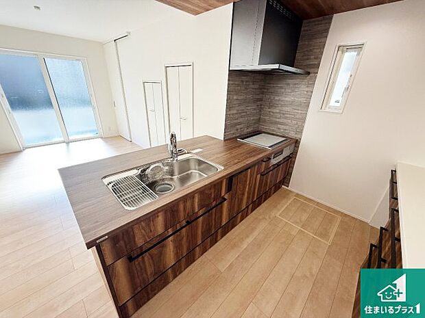 リビングと統一感があり、使い勝手のいいキッチン。広々としているので、二人並んで作業が出来ちゃいます。お子様と一緒に色々なお料理に挑戦できるスペースがあります。