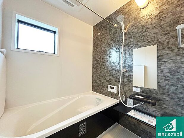 足をゆったり伸ばして寛げる浴槽です。窓が設けられていますので差し込む光が明るく穏やかな雰囲気にしてくれます♪浴室乾燥機も設置しているので、雨の日の洗濯物も安心です♪