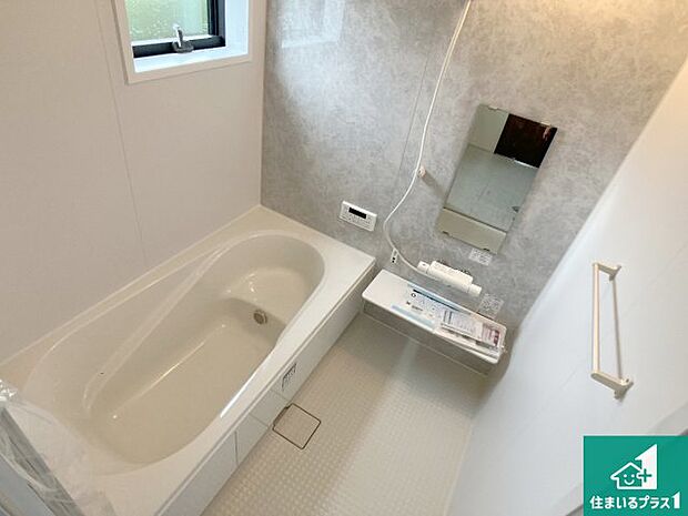 足をゆったり伸ばして寛げる浴槽です。窓が設けられていますので差し込む光が明るく穏やかな雰囲気にしてくれます♪浴室乾燥機も設置しているので、雨の日の洗濯物も安心です♪