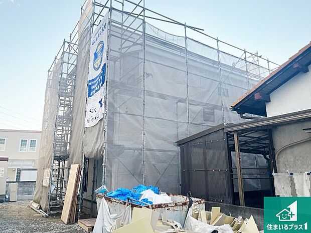 周辺は落ち着いた街並みの住宅地!子育てがしやすい住環境です!まだ未完成ですが、現地でしかわからない事もございます。是非一度ご覧ください。