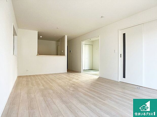 明るいリビングで朝の目覚めもスッキリできそう！対面キッチンでご家族のコミュニケーションも自然と増える設計！小さなお子様が遊ぶスペースを作っても広々とくつろげるLDK！