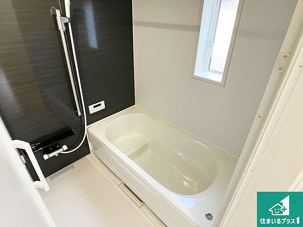 足をゆったり伸ばして寛げる浴槽です。窓が設けられていますので差し込む光が明るく穏やかな雰囲気にしてくれます♪浴室乾燥機も設置しているので、雨の日の洗濯物も安心です♪