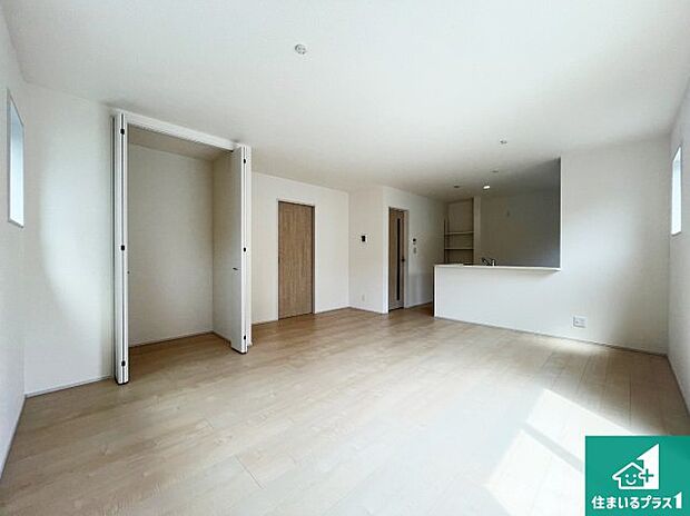 シンプルなリビングは、観葉植物等のインテリアを楽しめますね！パパ好みにも、ママ好みにも家具次第で雰囲気を変えることができます！