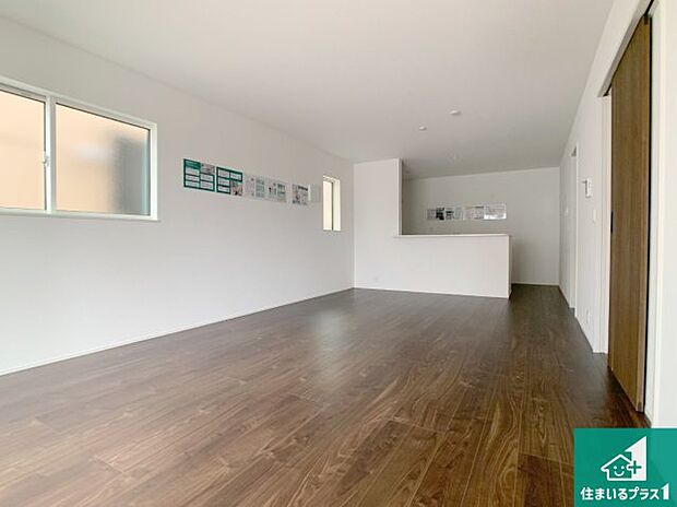 シンプルなリビングは、観葉植物等のインテリアを楽しめますね！パパ好みにも、ママ好みにも家具次第で雰囲気を変えることができます！