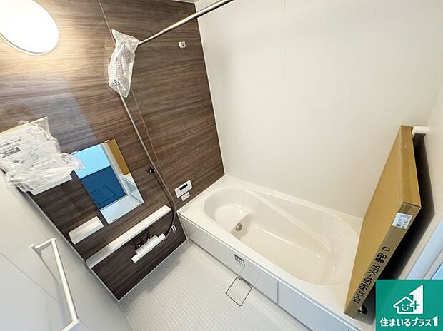 足をゆったり伸ばして寛げる浴槽です。窓が設けられていますので差し込む光が明るく穏やかな雰囲気にしてくれます♪浴室乾燥機も設置しているので、雨の日の洗濯物も安心です♪