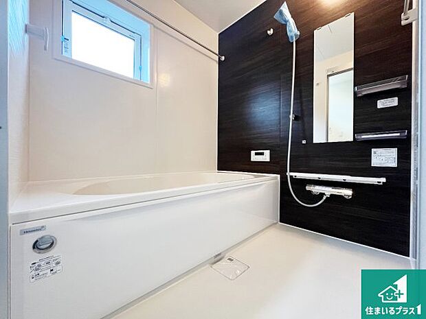 足をゆったり伸ばして寛げる浴槽です。窓が設けられていますので差し込む光が明るく穏やかな雰囲気にしてくれます♪浴室乾燥機も設置しているので、雨の日の洗濯物も安心です♪