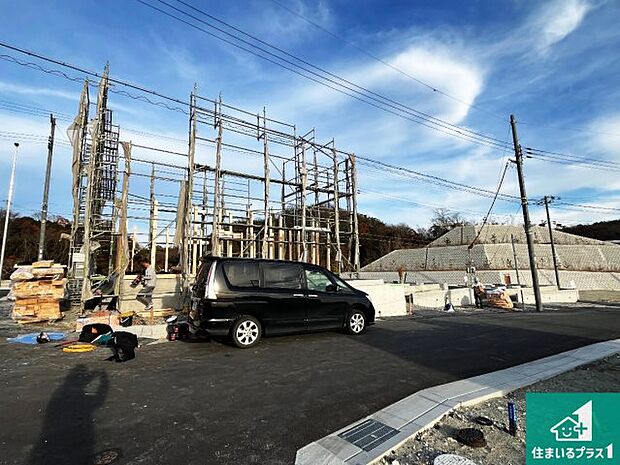 周辺は落ち着いた街並みの住宅地！子育てがしやすい住環境です！まだ未完成ですが、現地でしかわからない事もございます。是非一度ご覧ください。