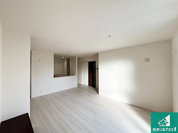 日当たり良好の明るいリビングで朝の目覚めもスッキリできそう!対面キッチンでご家族のコミュニケーションも自然と増える設計!小さなお子様が遊ぶスペースを作っても広々とくつろげるLDK!