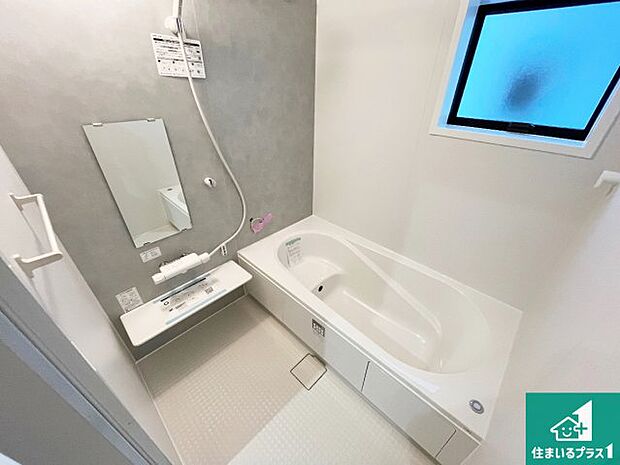 足をゆったり伸ばして寛げる浴槽です。窓が設けられていますので差し込む光が明るく穏やかな雰囲気にしてくれます♪浴室乾燥機も設置しているので、雨の日の洗濯物も安心です♪