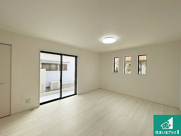 日当たり良好の明るいリビングで朝の目覚めもスッキリできそう!対面キッチンでご家族のコミュニケーションも自然と増える設計!小さなお子様が遊ぶスペースを作っても広々とくつろげるLDK!