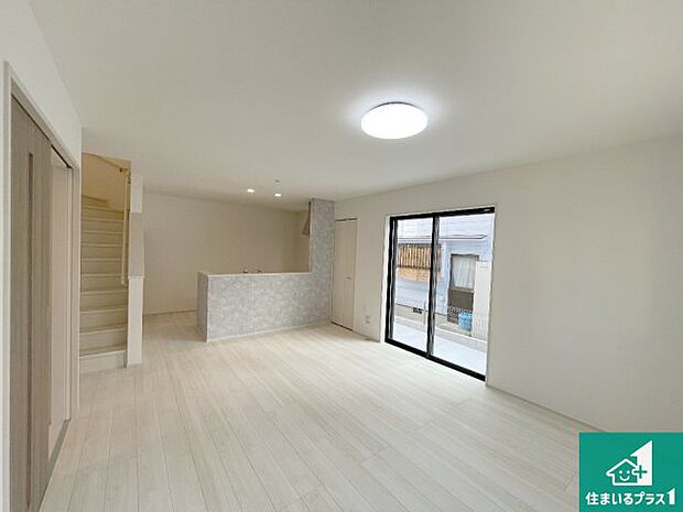 明るいリビングで朝の目覚めもスッキリできそう!対面キッチンでご家族のコミュニケーションも自然と増える設計!小さなお子様が遊ぶスペースを作っても広々とくつろげるLDK!