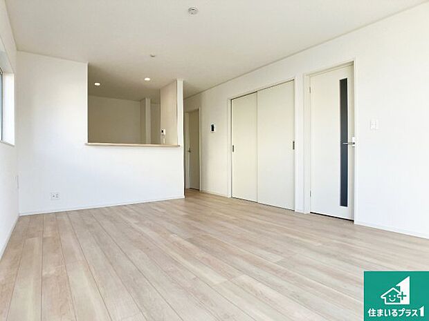 シンプルなリビングは、観葉植物等のインテリアを楽しめますね!パパ好みにも、ママ好みにも家具次第で雰囲気を変えることができます!