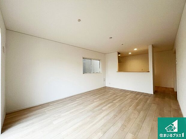 シンプルなリビングは、観葉植物等のインテリアを楽しめますね!パパ好みにも、ママ好みにも家具次第で雰囲気を変えることができます!