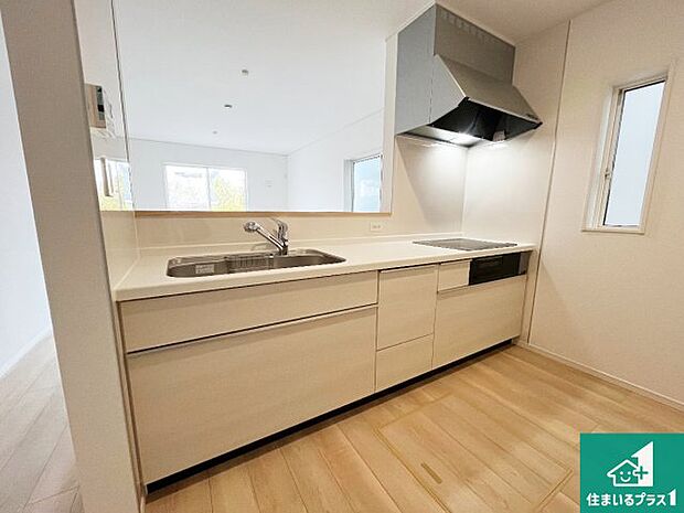 明るいリビングで朝の目覚めもスッキリできそう!対面キッチンでご家族のコミュニケーションも自然と増える設計!小さなお子様が遊ぶスペースを作っても広々とくつろげるLDK!