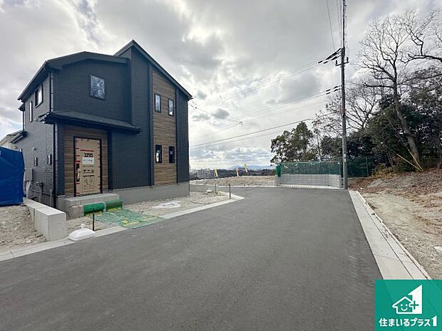 周辺は落ち着いた街並みの住宅地！子育てがしやすい住環境です！まだ未完成ですが、現地でしかわからない事もございます。是非一度ご覧ください。