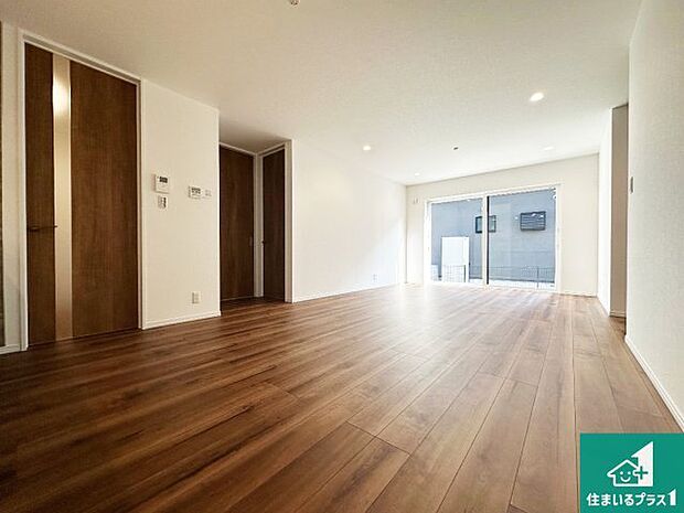 明るいリビングで朝の目覚めもスッキリできそう！対面キッチンでご家族のコミュニケーションも自然と増える設計！小さなお子様が遊ぶスペースを作っても広々とくつろげるLDK！