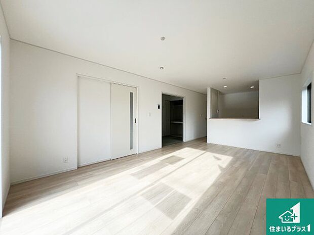 シンプルなリビングは、観葉植物等のインテリアを楽しめますね！パパ好みにも、ママ好みにも家具次第で雰囲気を変えることができます！