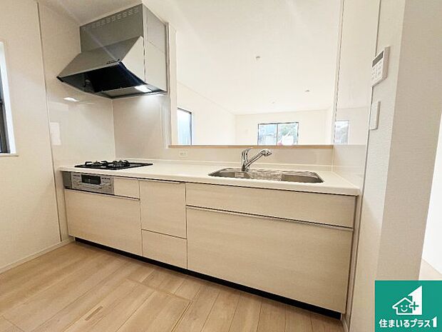 明るいリビングで朝の目覚めもスッキリできそう！対面キッチンでご家族のコミュニケーションも自然と増える設計！小さなお子様が遊ぶスペースを作っても広々とくつろげるLDK！