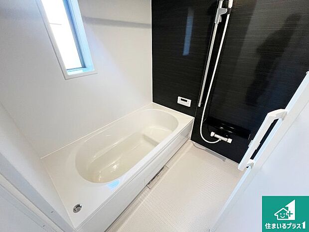 足をゆったり伸ばして寛げる浴槽です。窓が設けられていますので差し込む光が明るく穏やかな雰囲気にしてくれます♪浴室乾燥機も設置しているので、雨の日の洗濯物も安心です♪