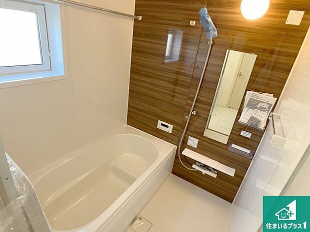 足をゆったり伸ばして寛げる浴槽です。窓が設けられていますので差し込む光が明るく穏やかな雰囲気にしてくれます♪浴室乾燥機も設置しているので、雨の日の洗濯物も安心です♪