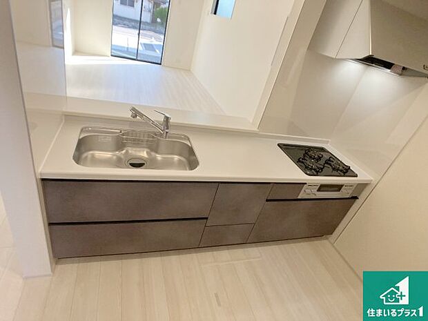 明るいリビングで朝の目覚めもスッキリできそう！対面キッチンでご家族のコミュニケーションも自然と増える設計！小さなお子様が遊ぶスペースを作っても広々とくつろげるLDK！