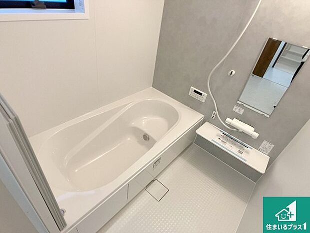 足をゆったり伸ばして寛げる浴槽です。窓が設けられていますので差し込む光が明るく穏やかな雰囲気にしてくれます♪浴室乾燥機も設置しているので、雨の日の洗濯物も安心です♪