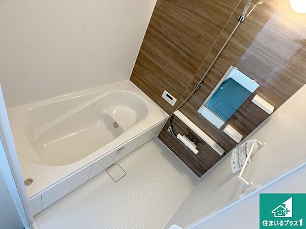 足をゆったり伸ばして寛げる浴槽です。窓が設けられていますので差し込む光が明るく穏やかな雰囲気にしてくれます♪浴室乾燥機も設置しているので、雨の日の洗濯物も安心です♪