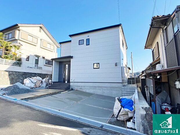 周辺は落ち着いた街並みの住宅地！子育てがしやすい住環境です！まだ未完成ですが、現地でしかわからない事もございます。是非一度ご覧ください。