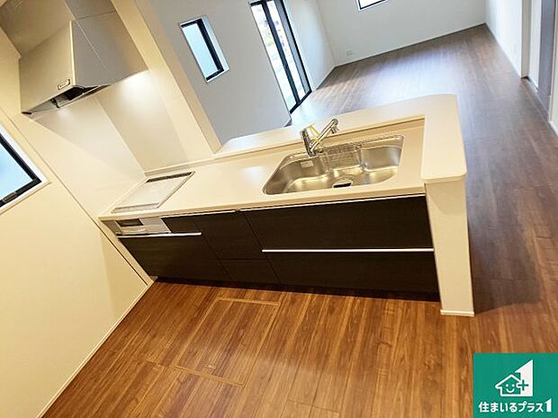 明るいリビングで朝の目覚めもスッキリできそう！対面キッチンでご家族のコミュニケーションも自然と増える設計！小さなお子様が遊ぶスペースを作っても広々とくつろげるLDK！