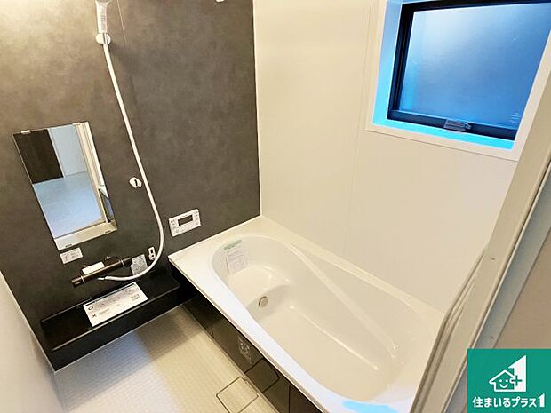 足をゆったり伸ばして寛げる浴槽です。窓が設けられていますので差し込む光が明るく穏やかな雰囲気にしてくれます♪浴室乾燥機も設置しているので、雨の日の洗濯物も安心です♪