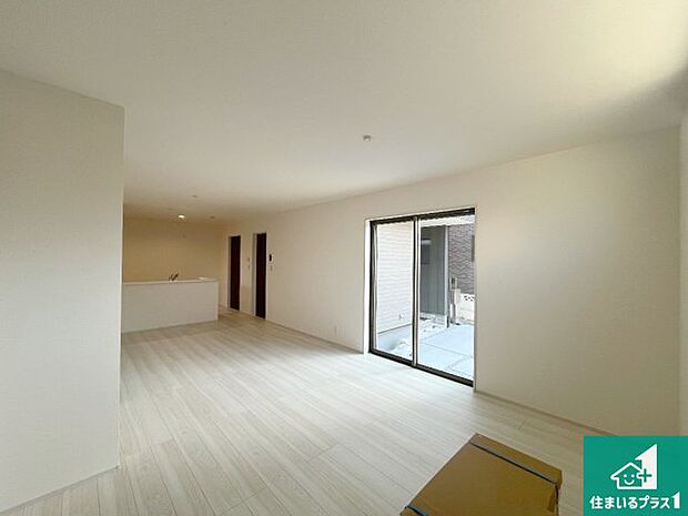 シンプルなリビングは、観葉植物等のインテリアを楽しめますね！パパ好みにも、ママ好みにも家具次第で雰囲気を変えることができます！