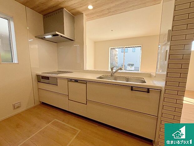 リビングと統一感があり、使い勝手のいいキッチン。広々としているので、二人並んで作業が出来ちゃいます。お子様と一緒に色々なお料理に挑戦できるスペースがあります。