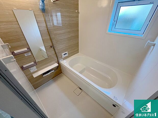 足をゆったり伸ばして寛げる浴槽です。窓が設けられていますので差し込む光が明るく穏やかな雰囲気にしてくれます♪浴室乾燥機も設置しているので、雨の日の洗濯物も安心です♪