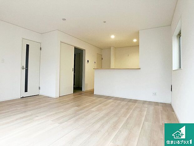 日当たり良好の明るいリビングで朝の目覚めもスッキリできそう！対面キッチンでご家族のコミュニケーションも自然と増える設計！小さなお子様が遊ぶスペースを作っても広々とくつろげるLDK！