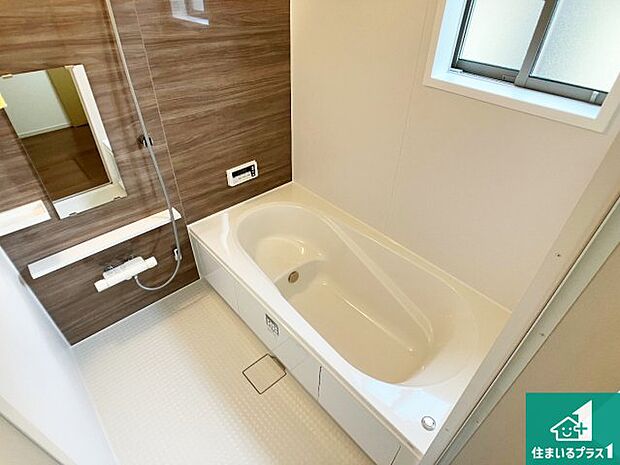 足をゆったり伸ばして寛げる浴槽です。窓が設けられていますので差し込む光が明るく穏やかな雰囲気にしてくれます♪浴室乾燥機も設置しているので、雨の日の洗濯物も安心です♪