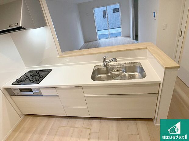 リビングと統一感があり、使い勝手のいいキッチン。広々としているので、二人並んで作業が出来ちゃいます。お子様と一緒に色々なお料理に挑戦できるスペースがあります。