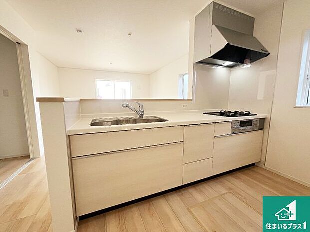 リビングと統一感があり、使い勝手のいいキッチン。広々としているので、二人並んで作業が出来ちゃいます。お子様と一緒に色々なお料理に挑戦できるスペースがあります。