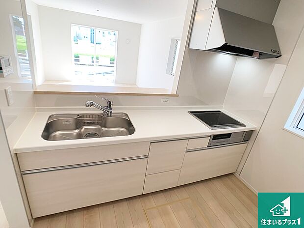 リビングと統一感があり、使い勝手のいいキッチン。広々としているので、二人並んで作業が出来ちゃいます。お子様と一緒に色々なお料理に挑戦できるスペースがあります。