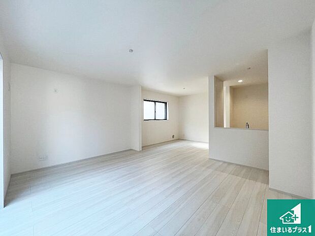 日当たり良好の明るいリビングで朝の目覚めもスッキリできそう！対面キッチンでご家族のコミュニケーションも自然と増える設計！小さなお子様が遊ぶスペースを作っても広々とくつろげるLDK！