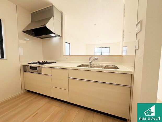 リビングと統一感があり、使い勝手のいいキッチン。広々としているので、二人並んで作業が出来ちゃいます。お子様と一緒に色々なお料理に挑戦できるスペースがあります。