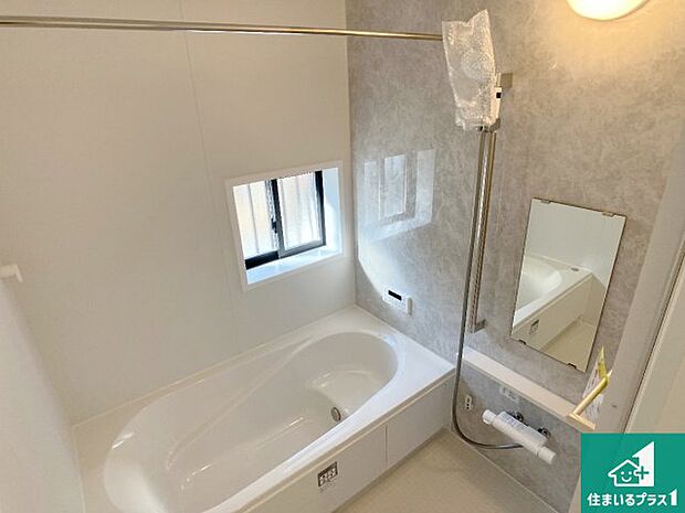 足をゆったり伸ばして寛げる浴槽です。窓が設けられていますので差し込む光が明るく穏やかな雰囲気にしてくれます♪浴室乾燥機も設置しているので、雨の日の洗濯物も安心です♪