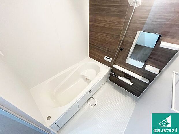 足をゆったり伸ばして寛げる浴槽です。窓が設けられていますので差し込む光が明るく穏やかな雰囲気にしてくれます♪浴室乾燥機も設置しているので、雨の日の洗濯物も安心です♪