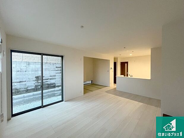 日当たり良好の明るいリビングで朝の目覚めもスッキリできそう!対面キッチンでご家族のコミュニケーションも自然と増える設計!小さなお子様が遊ぶスペースを作っても広々とくつろげるLDK!