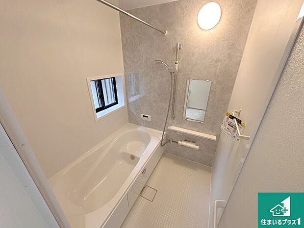 足をゆったり伸ばして寛げる浴槽です。窓が設けられていますので差し込む光が明るく穏やかな雰囲気にしてくれます♪浴室乾燥機も設置しているので、雨の日の洗濯物も安心です♪