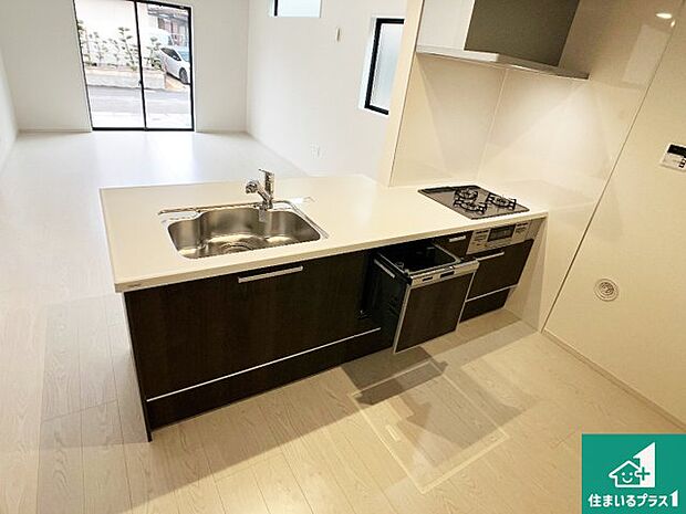 リビングと統一感があり、使い勝手のいいキッチン。広々としているので、二人並んで作業が出来ちゃいます。お子様と一緒に色々なお料理に挑戦できるスペースがあります。