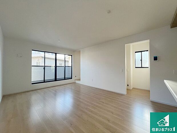 明るいリビングで朝の目覚めもスッキリできそう!対面キッチンでご家族のコミュニケーションも自然と増える設計!小さなお子様が遊ぶスペースを作っても広々とくつろげるLDK!