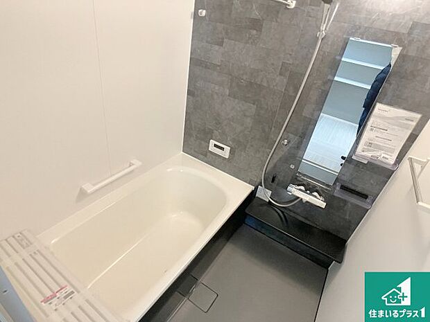 足をゆったり伸ばして寛げる浴槽です。浴室乾燥機も設置しているので、雨の日の洗濯物も安心です♪