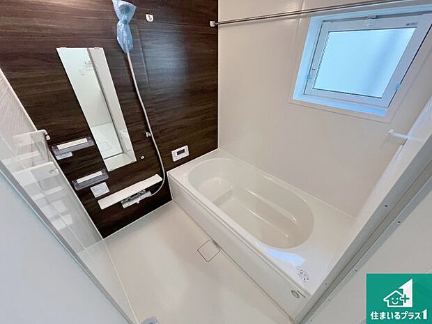 足をゆったり伸ばして寛げる浴槽です。窓が設けられていますので差し込む光が明るく穏やかな雰囲気にしてくれます♪浴室乾燥機も設置しているので、雨の日の洗濯物も安心です♪