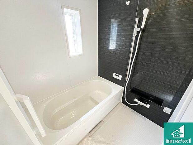 足をゆったり伸ばして寛げる浴槽です。窓が設けられていますので差し込む光が明るく穏やかな雰囲気にしてくれます♪浴室乾燥機も設置しているので、雨の日の洗濯物も安心です♪