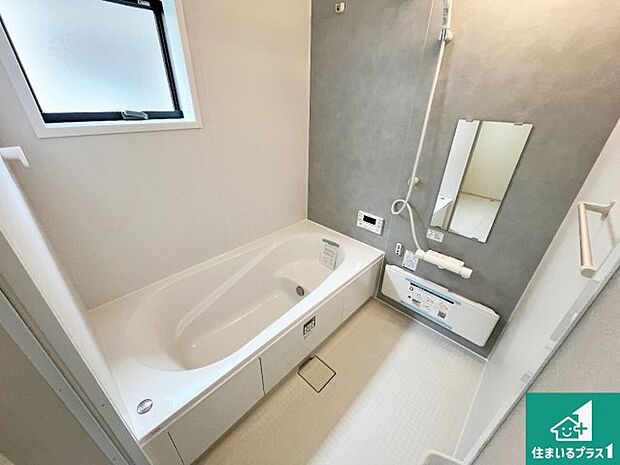 足をゆったり伸ばして寛げる浴槽です。窓が設けられていますので差し込む光が明るく穏やかな雰囲気にしてくれます♪浴室乾燥機も設置しているので、雨の日の洗濯物も安心です♪